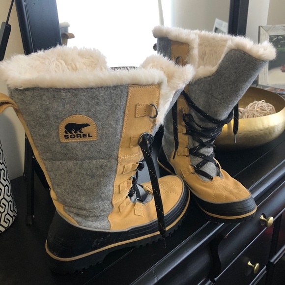 Sorel boots - Picture 1 of 3